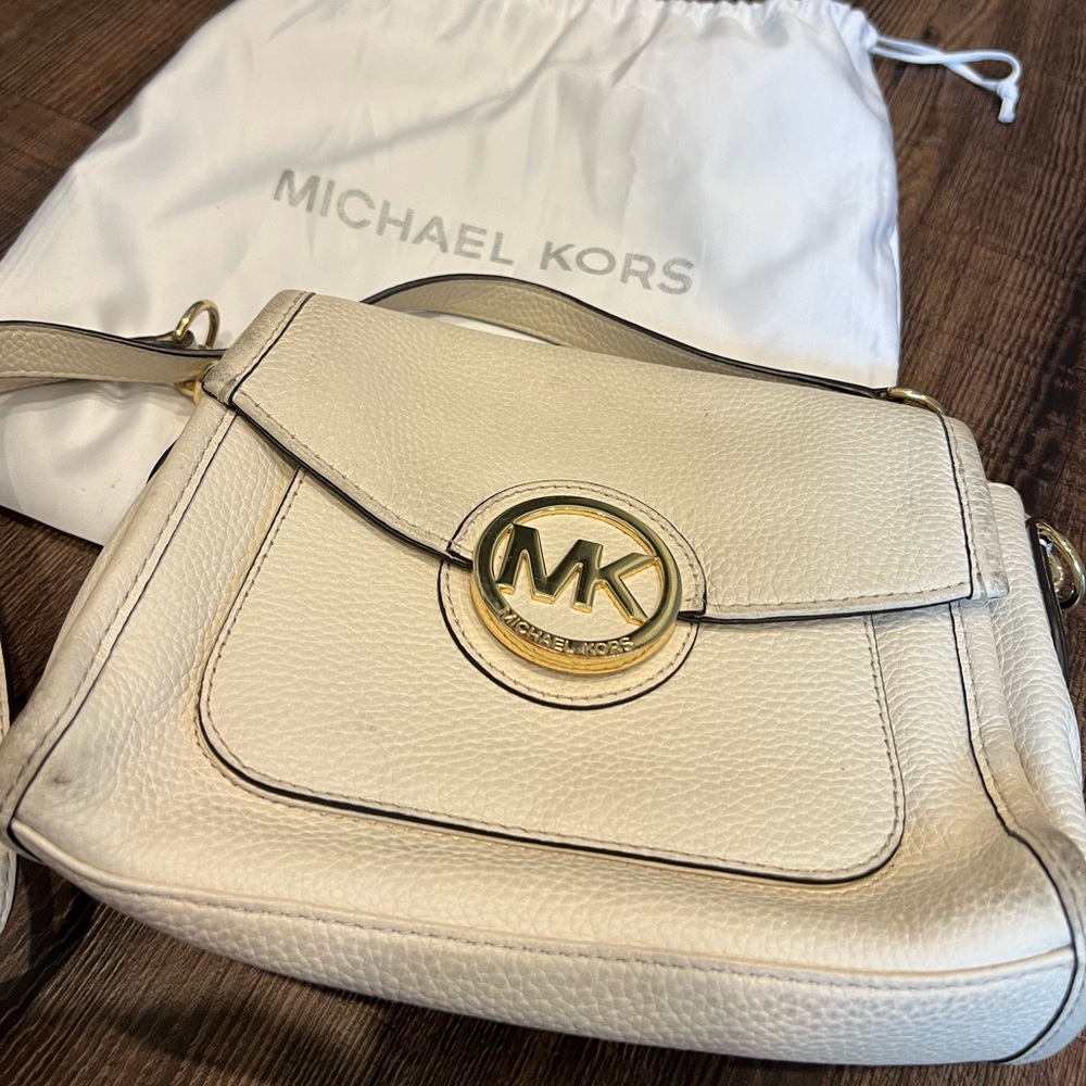 Michael Kors, beige/off-white handbag.